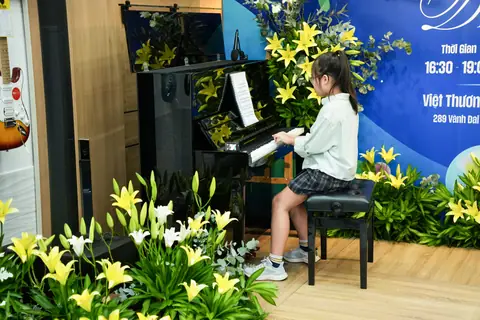 Music Lessons at Viet Thuong Music School - Crescent Mall